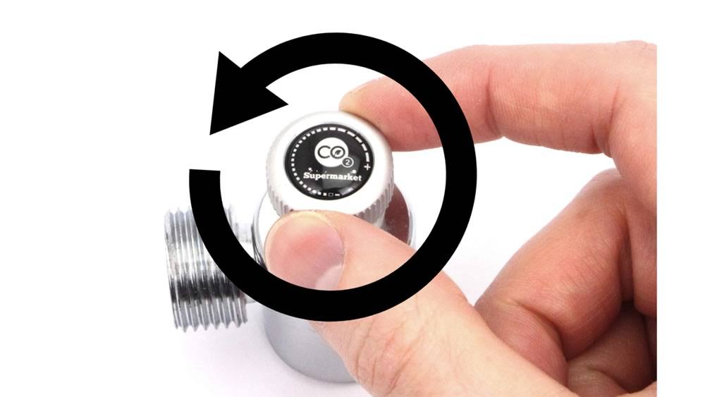 Vrid justeringsknappen på SodaStream-adaptern moturs
