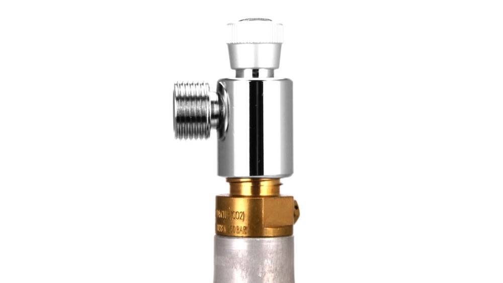 Adapter skruvad på SodaStream-cylinder