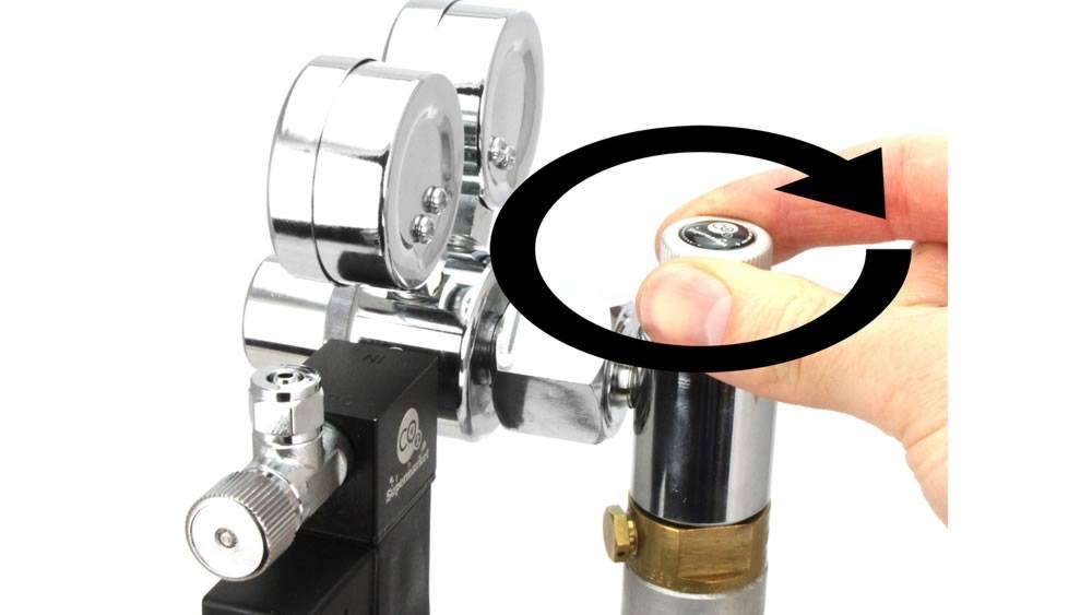 Vrid Advanced SodaStream-adapterns flödesjusterare medurs.