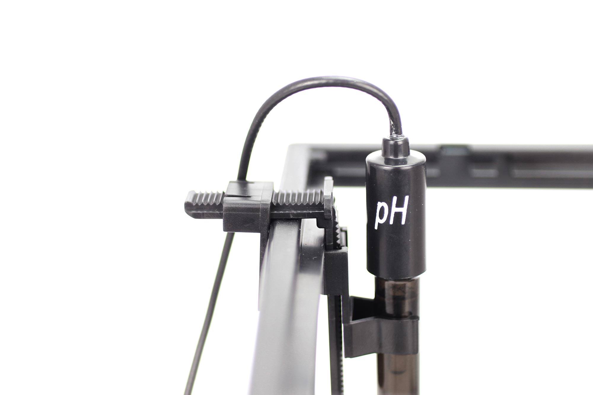 Placera pH-elektroden i akvariet