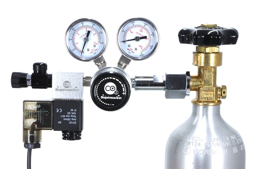 Dra åt tvåstegsregulatorn till CO2-flaskan