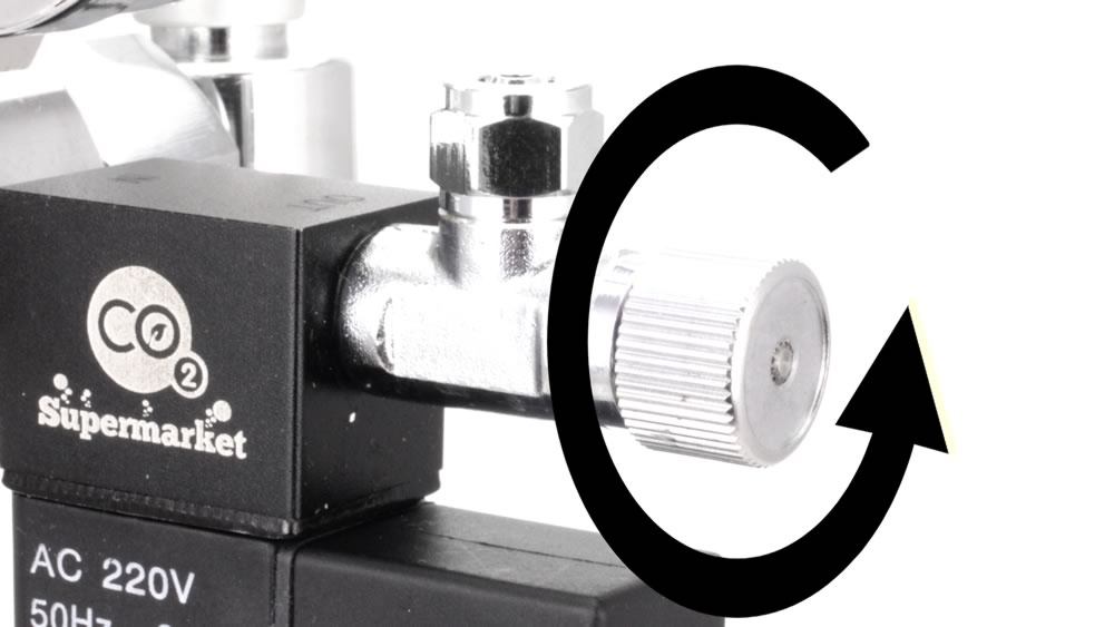 Öppna CO2-nålventilen helt