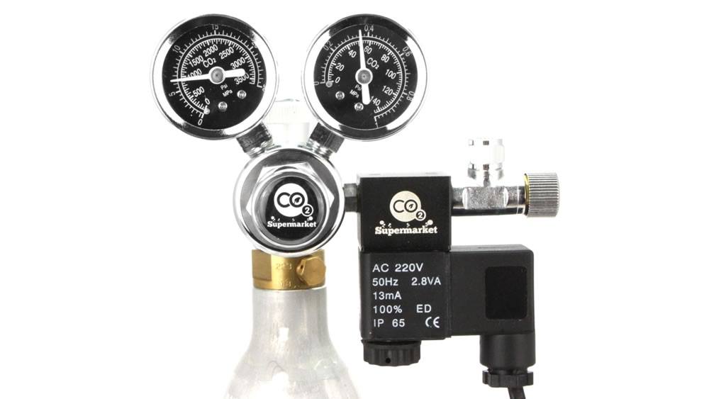 CO2-regulator ansluten till SodaStream-cylindern med en adapter