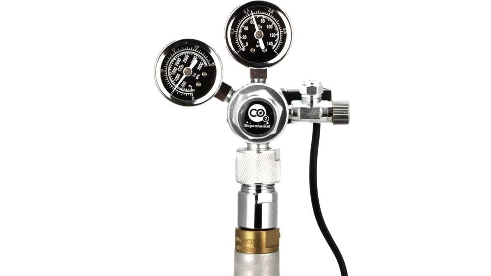 Regulator ansluten till SodaStream cylinder med en adapter