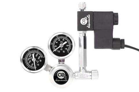 Foto som visar 57 mm förlängning som används för att ansluta en CO2-regulator till en magnetventil