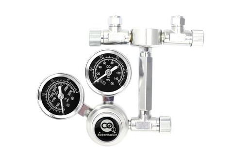 Bild som visar 57 mm förlängning som används för att ansluta en CO2-regulator till en splitter