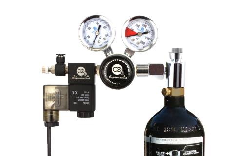 Avancerad adapter ansluten till paintball cylinder och regulator