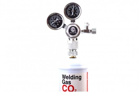 CO2-regulator ansluten till svets-CO2-cylinder med hjälp av en adapter