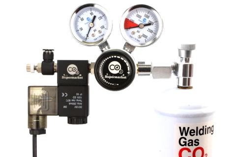 Avancerad engångsadapter ansluten till cylinder och regulator