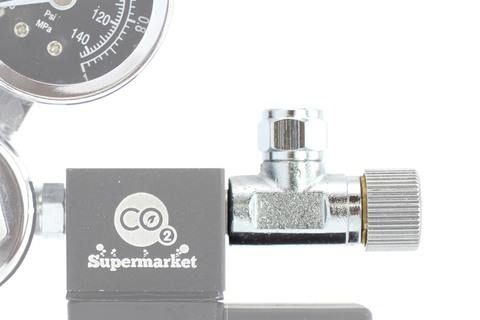 Foto av manuell nålventil kopplad till magnetventil