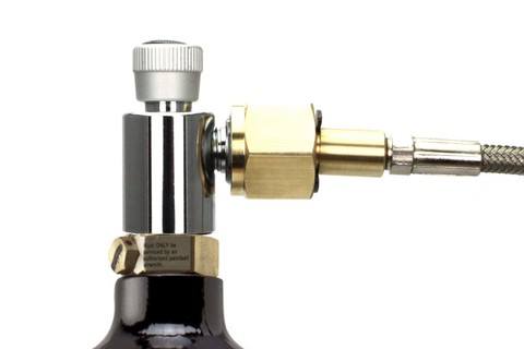 Påfyllning av paintball med anslutningsslang