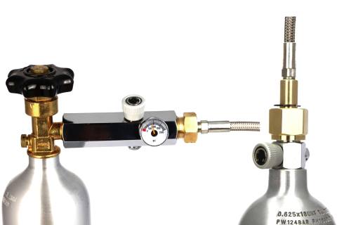 Påfyllning av en CO2-cylinder med hjälp av påfyllningsadaptern