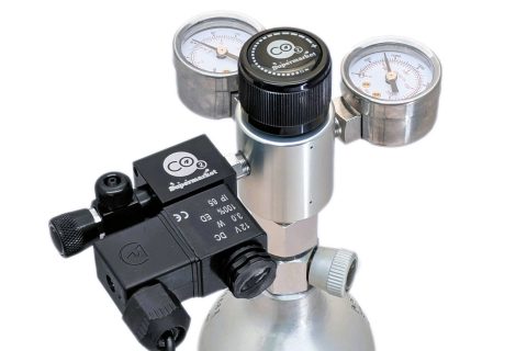 Enstegs CO2-regulator fäst vid vertikal cylinder