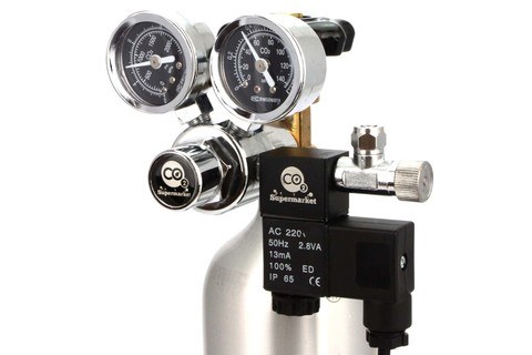 CO2-regulator med dubbel mätare ansluten till cylindern