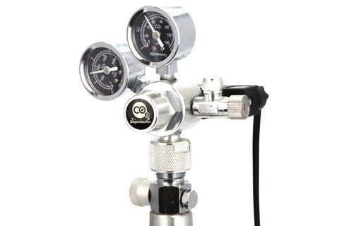 CO2-regulator med solenoid- och dubbelmätare för vertikala cylinderventiler