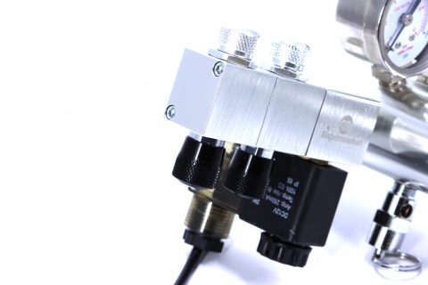 Utgångsförlängningsgrenrör ansluten till regulatorn