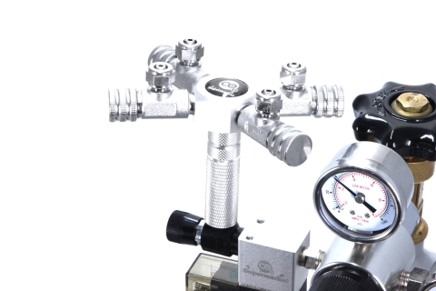 4-vägsfördelare ansluten till en CO2-regulator