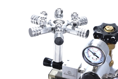 6-vägsfördelare ansluten till en CO2-regulator